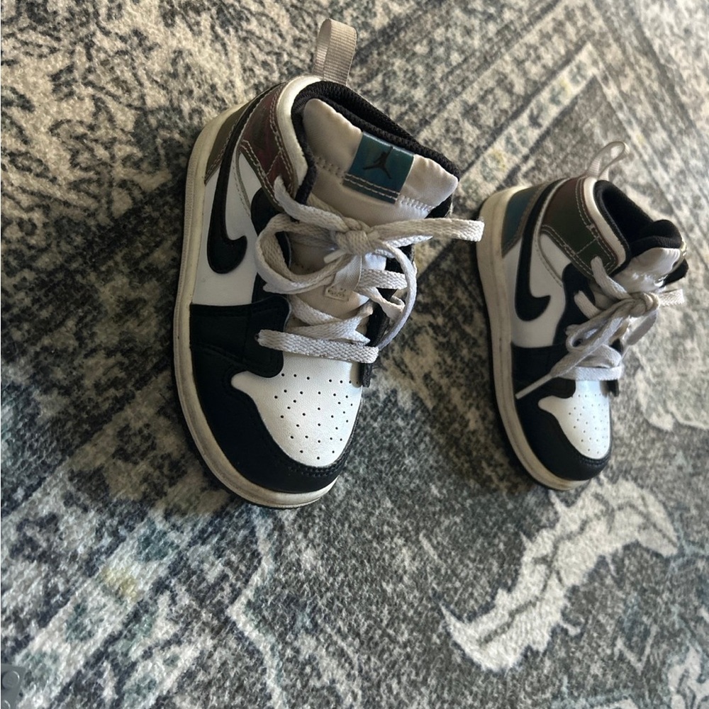 Nike Air Jordan 1 Mid SE 'Heat Reactive Color Change' sneaker.